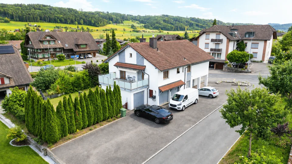 Exklusives 8-Zimmer-Einfamilienhaus mit Einliegerwohnung, grossem Garten und Werkstattgarage in ländlicher Lage