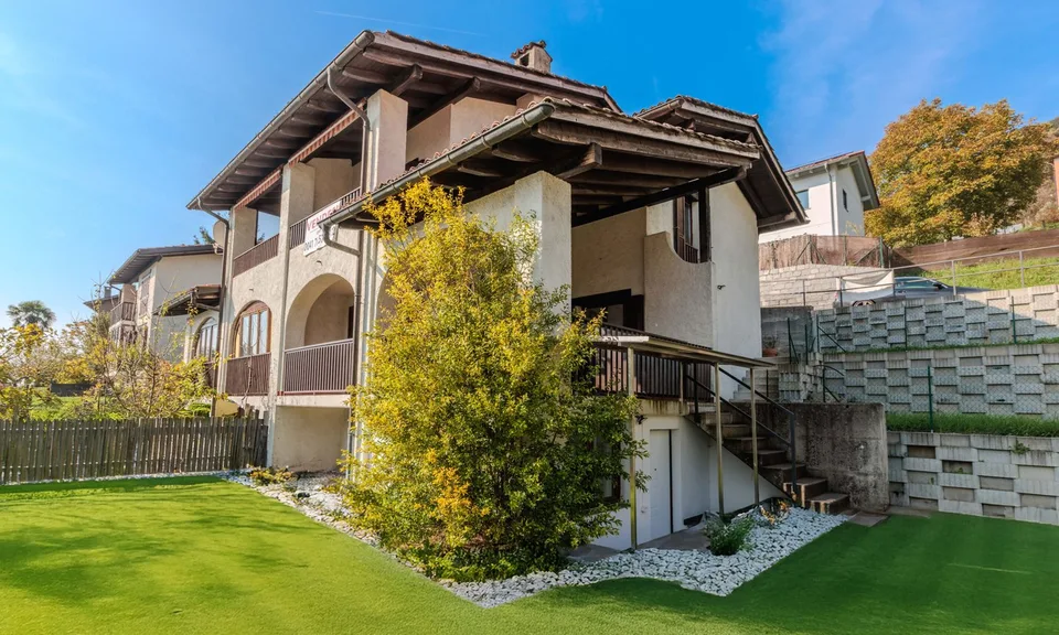 AMPIA CASA BIFAMILIARE DI 4.5 LOCALI CON BILOCALE AD AROGNO