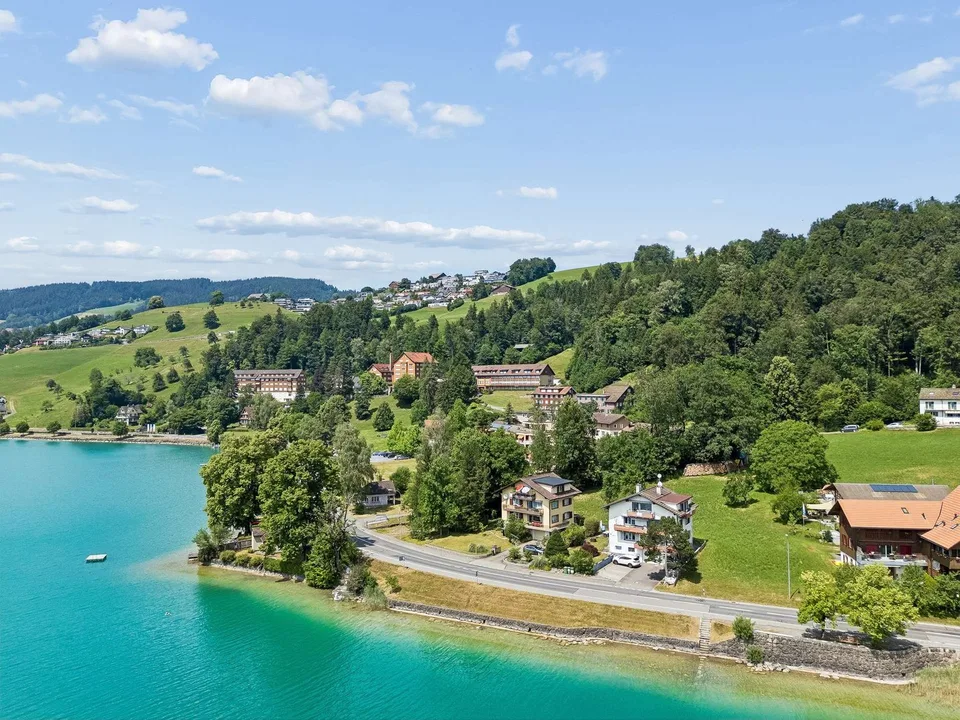 Fully rented three-family house on Lake Ägeri - potential for replacement new building