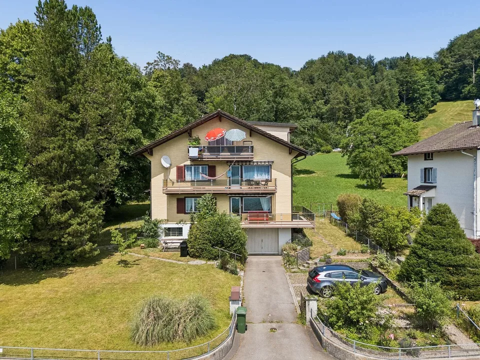 Fully rented three-family house on Lake Ägeri - potential for replacement new building