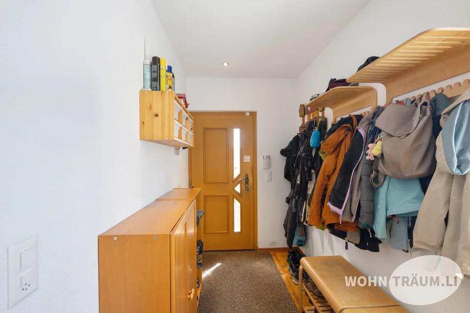 Nel quartiere residenziale idillicamente situato di Mahren-Lostorf si trova questa spaziosa casa unifamiliare di 7½ locali.
