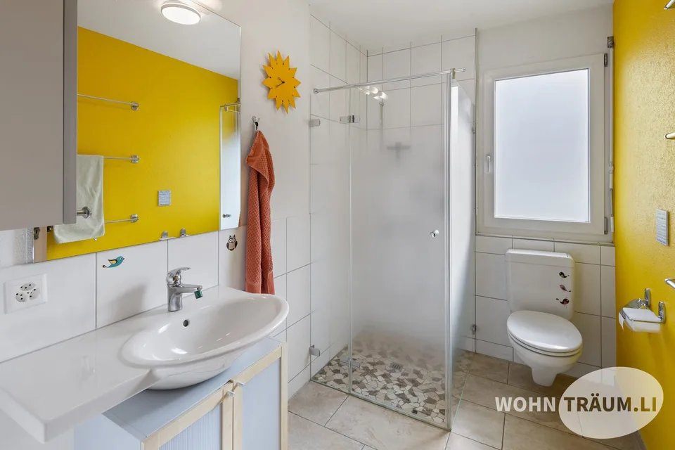 Nel quartiere residenziale idillicamente situato di Mahren-Lostorf si trova questa spaziosa casa unifamiliare di 7½ locali.