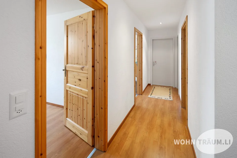 Nel quartiere residenziale idillicamente situato di Mahren-Lostorf si trova questa spaziosa casa unifamiliare di 7½ locali.