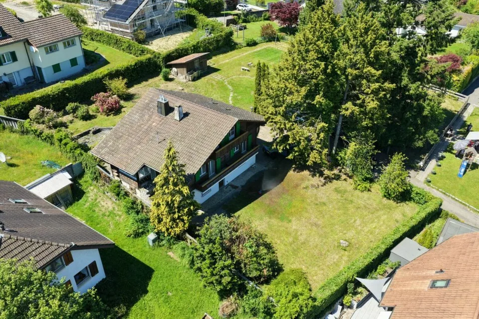 CHALET MIT CHARME, VIEL LAND UND GROSSEM POTENZIAL