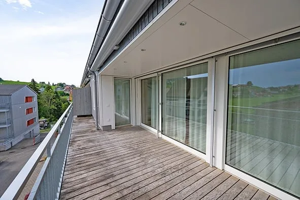 Helle 3.5-Zimmer-Dachwohnung mit Balkon in Speicher AR