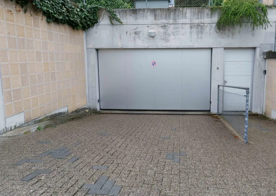 Grosser Parkplatz in Tiefgarage (Übergrösse)