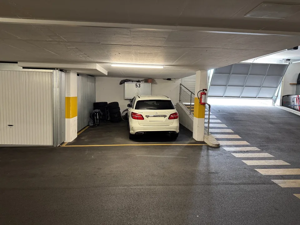 Grosser Parkplatz in Tiefgarage (Übergrösse)