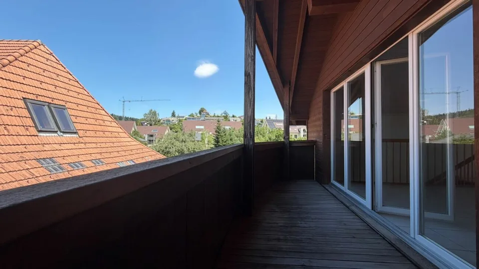 Appartement de 4,5 pièces en mansarde lumineux avec balcon et parking