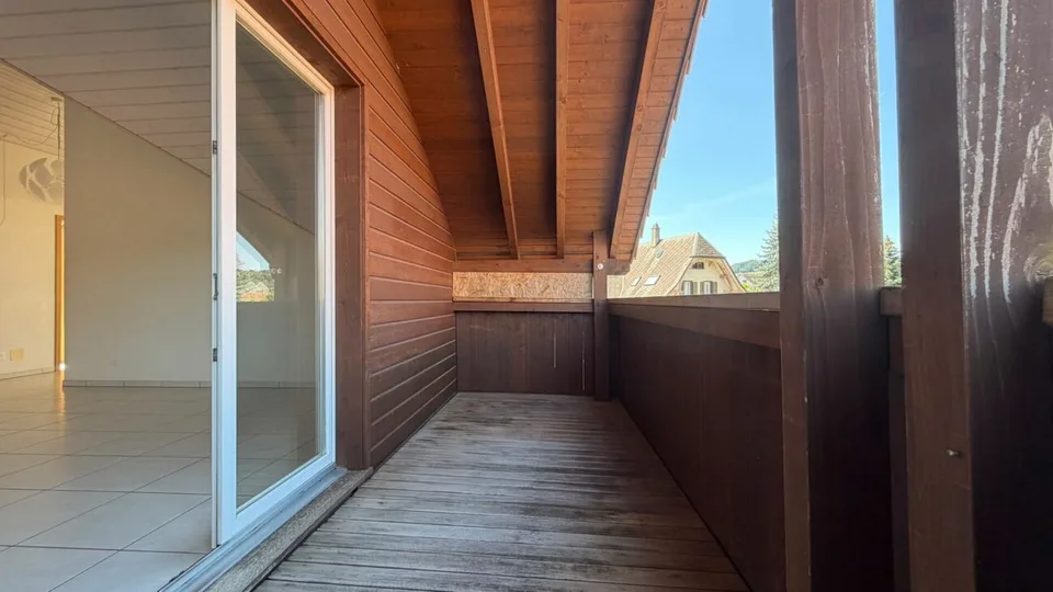 Appartement de 4,5 pièces en mansarde lumineux avec balcon et parking