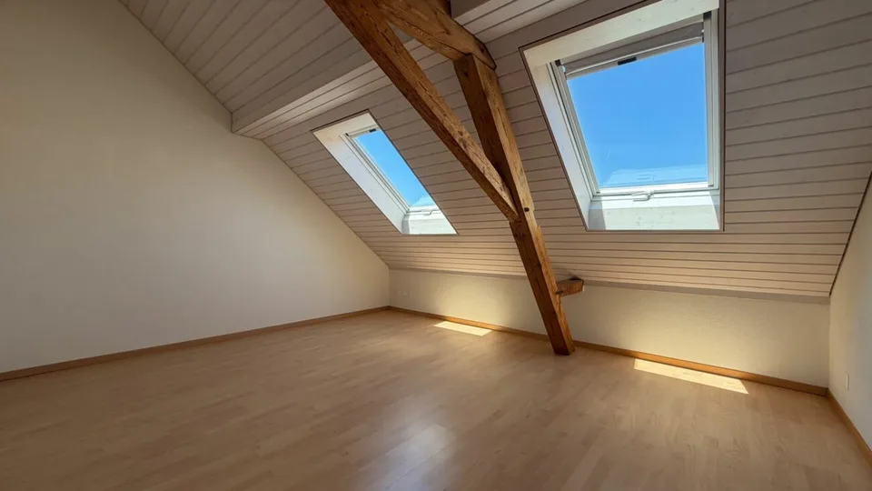 Appartement de 4,5 pièces en mansarde lumineux avec balcon et parking