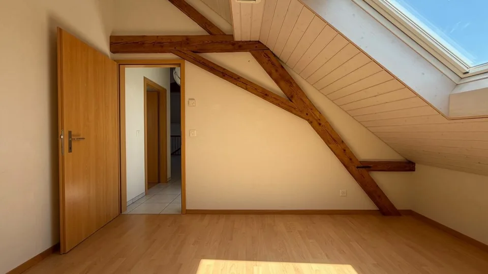 Appartement de 4,5 pièces en mansarde lumineux avec balcon et parking