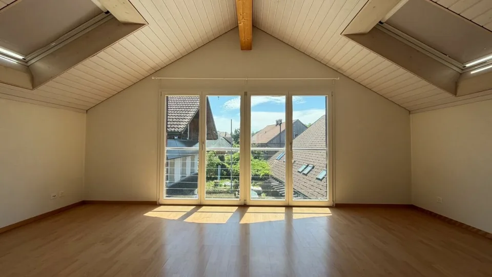 Lichtdurchflutete 4.5-Zimmer-Dachwohnung mit Balkon und Parkplatz