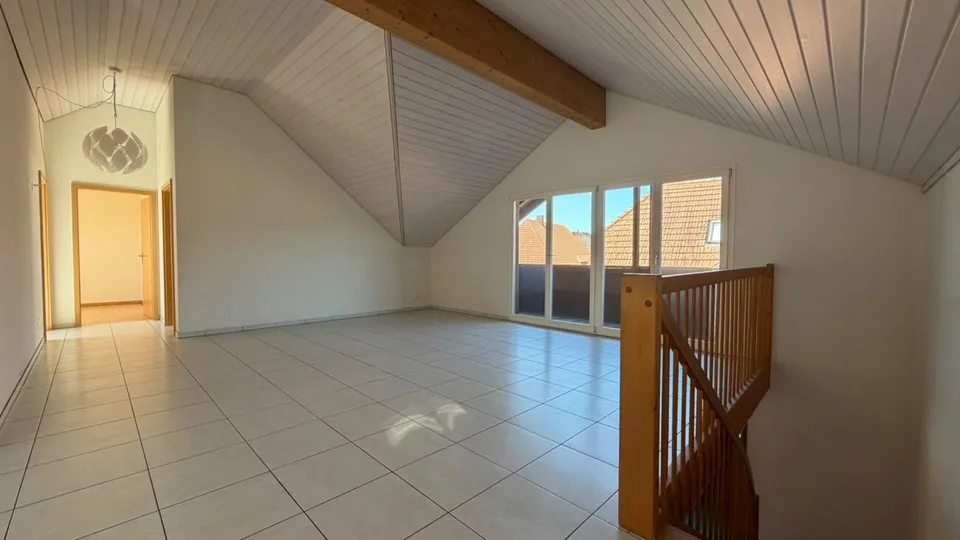 Lichtdurchflutete 4.5-Zimmer-Dachwohnung mit Balkon und Parkplatz