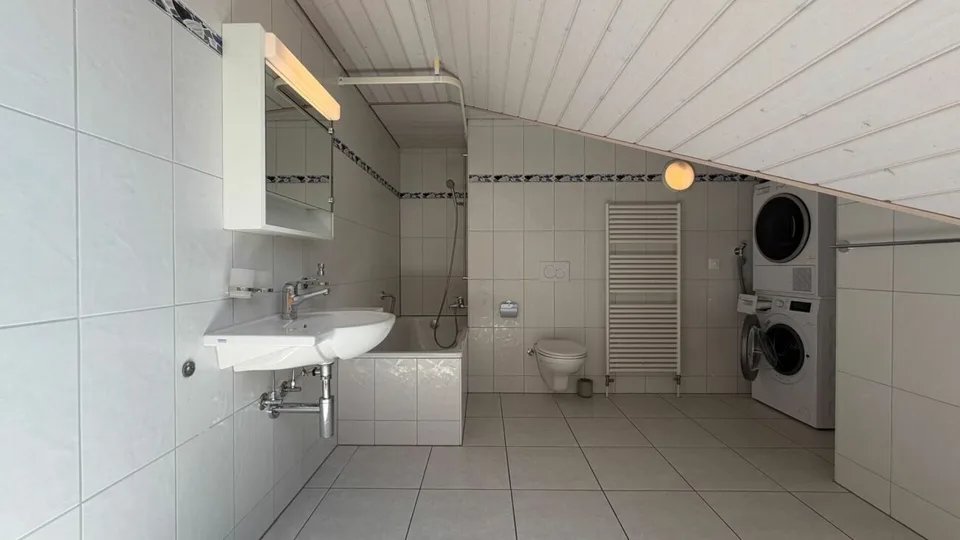 Appartement de 4,5 pièces en mansarde lumineux avec balcon et parking