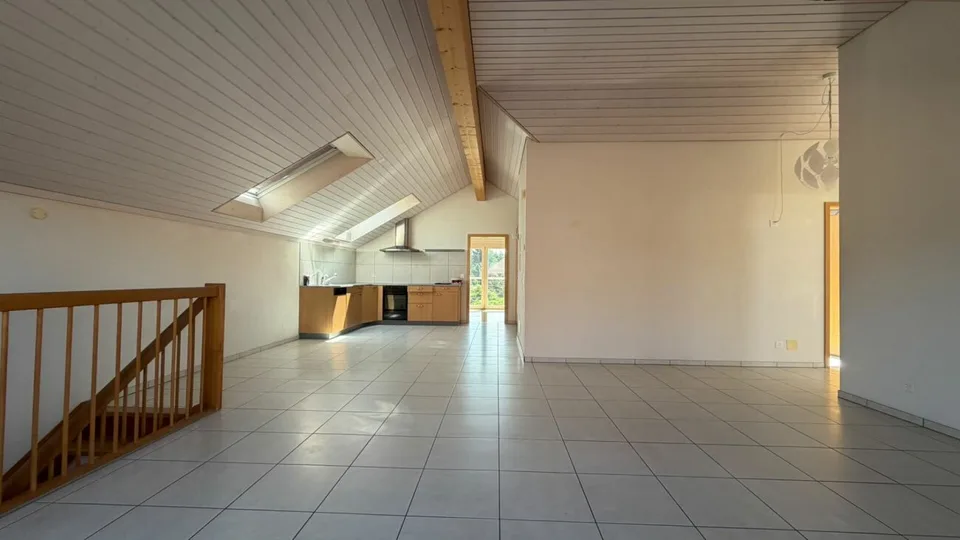 Lichtdurchflutete 4.5-Zimmer-Dachwohnung mit Balkon und Parkplatz