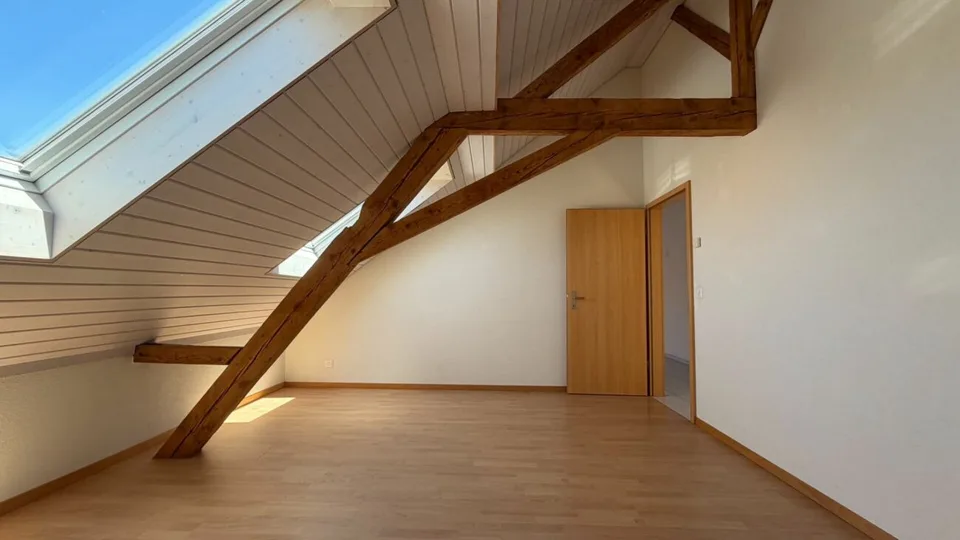 Appartement de 4,5 pièces en mansarde lumineux avec balcon et parking