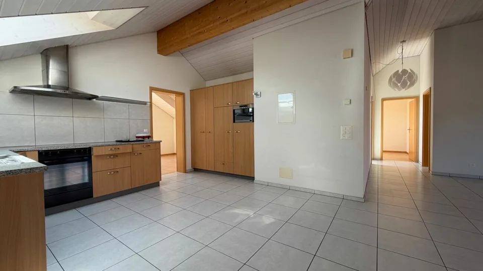 Lichtdurchflutete 4.5-Zimmer-Dachwohnung mit Balkon und Parkplatz