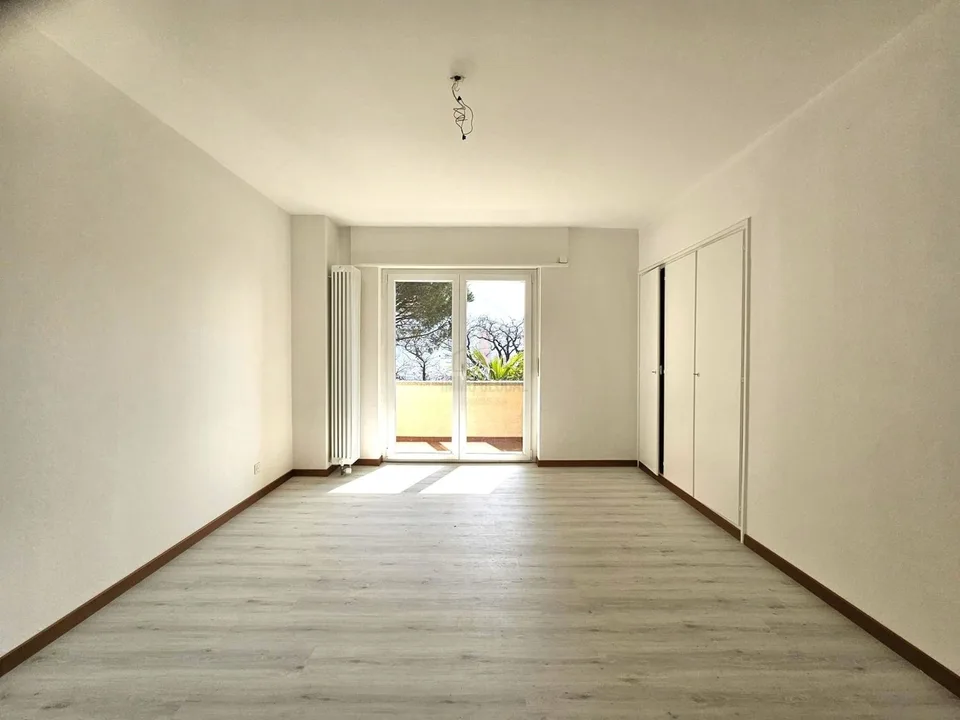 HELLIG, RENOVIERTE, GROßE TERRASSE UND PRÄCHTIGE AUSBLICK