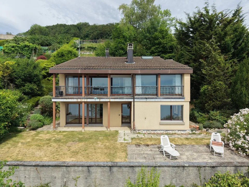 Exceptional view: House with 2 apartments