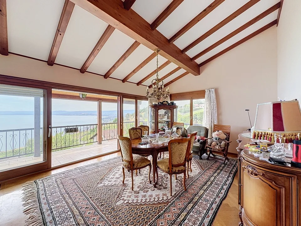 Exceptional view: House with 2 apartments