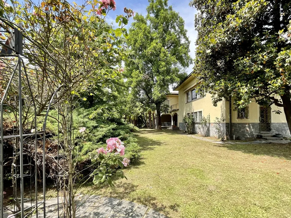 MORBIO INFERIORE - VENDESI VILLA DA RISTRUTTURARE