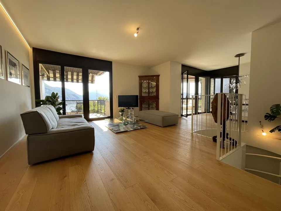 SPETTACOLARE DUPLEX 5.5 CON  MAGNIFICA VISTA LAGO