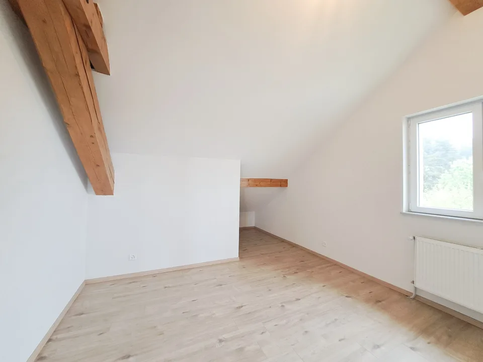 Helles 2,5-Zimmer-Appartement im Dachgeschoss, neu