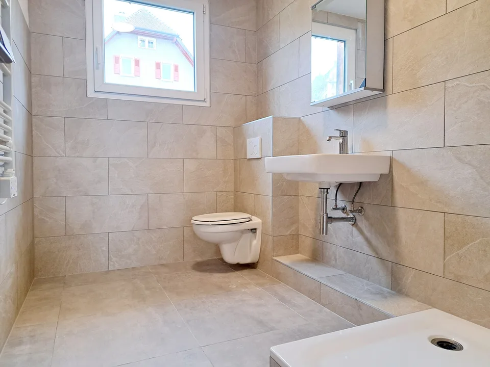 Helles 2,5-Zimmer-Appartement im Dachgeschoss, neu