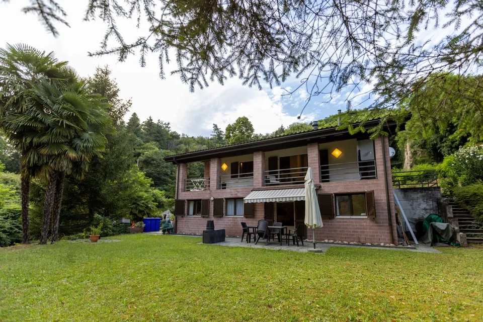 GRANDE VILLA 7.5 LOCALI IN ZONA RISERVATA E VERDE A TRESA