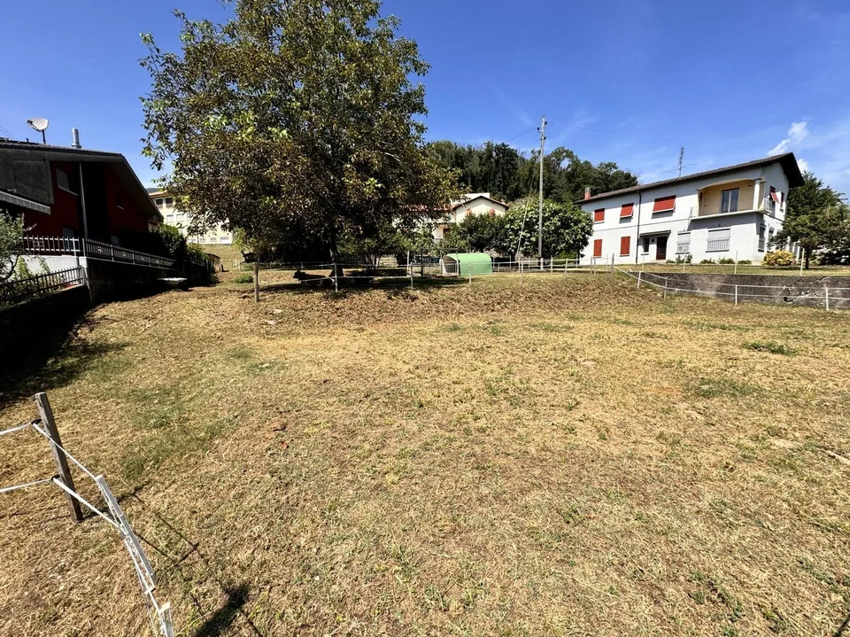 TERRENO PIANEGGIANTE DI 906 MQ CON LICENZA APPROVATA AD ARZO