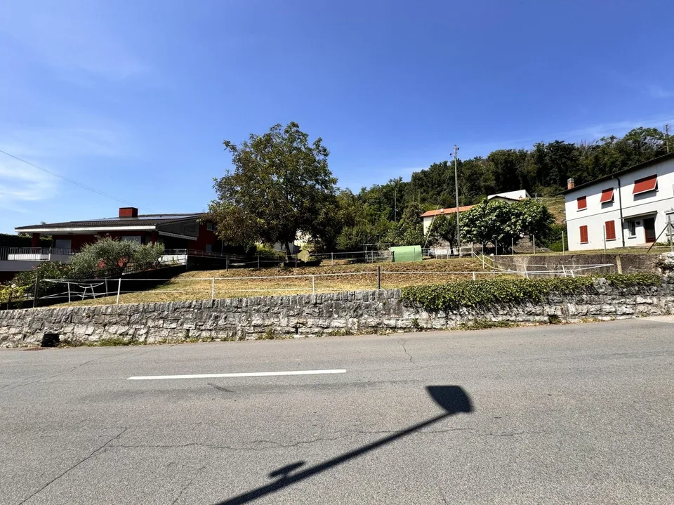 Ebener Baugrundstück von 906 m² mit genehmigter Baugenehmigung in Arzo