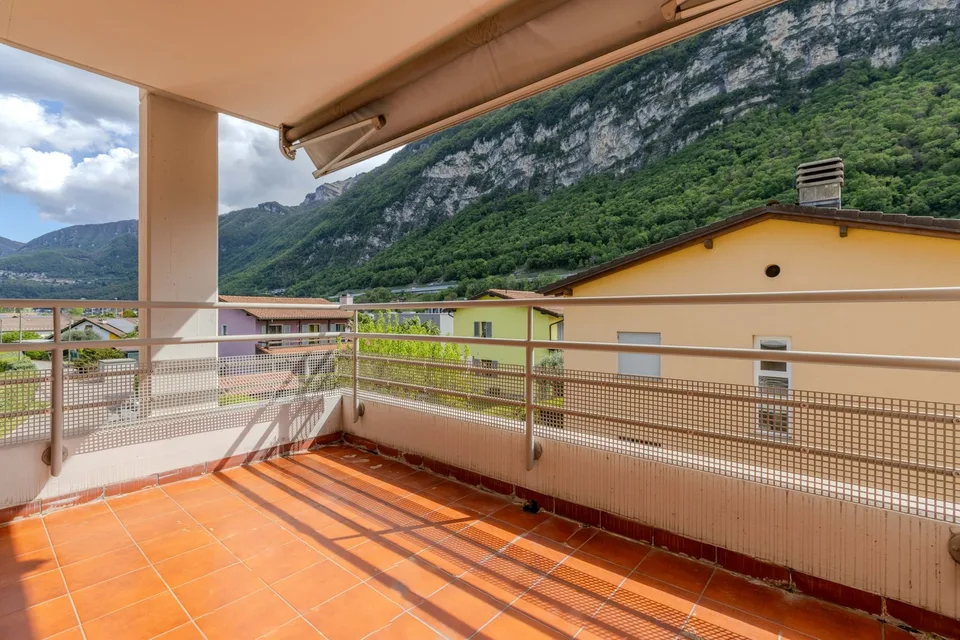 SPAZIOSO 5.5 LOCALI CON VISTA NEL VERDE A RIVA SAN VITALE