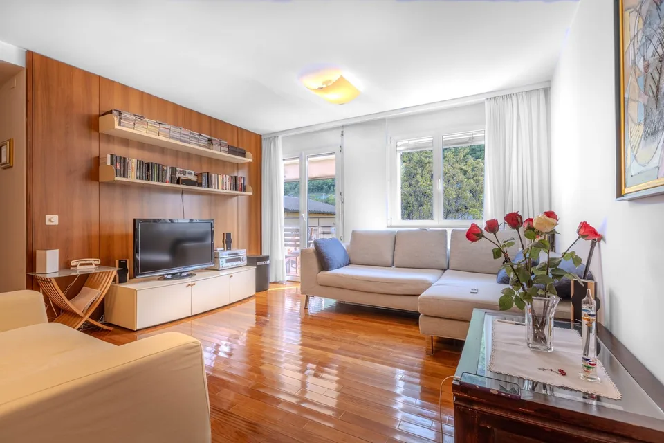GERÄUMIGES 5.5 ZIMMER-WOHNUNG MIT AUSSICHT IN GRÜNE UMGEbung IN RIVA SAN VITALE