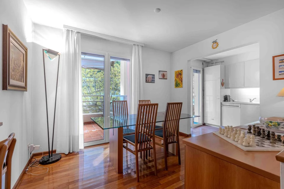 GERÄUMIGES 5.5 ZIMMER-WOHNUNG MIT AUSSICHT IN GRÜNE UMGEbung IN RIVA SAN VITALE