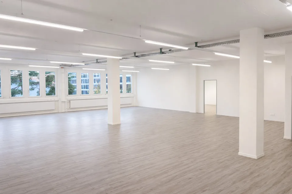 878 m² di spazio per uffici e attività commerciali a Cham, combinabili in modo flessibile