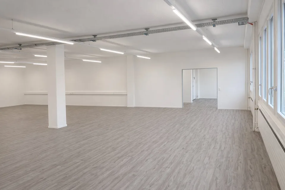 878 m² di spazio per uffici e attività commerciali a Cham, combinabili in modo flessibile