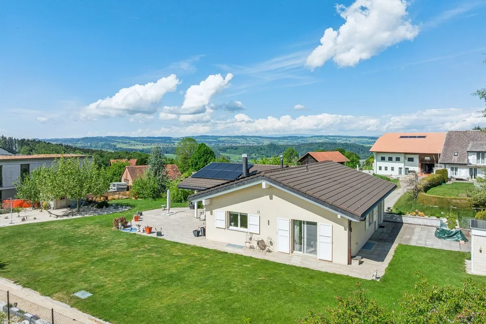 Villa contemporaine de standing avec vaste jardin et vue dégagée