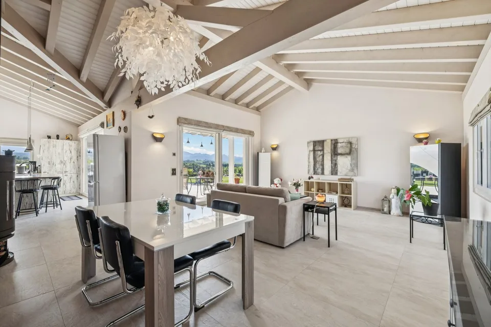 Villa contemporaine de standing avec vaste jardin et vue dégagée