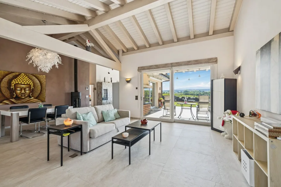 Villa contemporaine de standing avec vaste jardin et vue dégagée