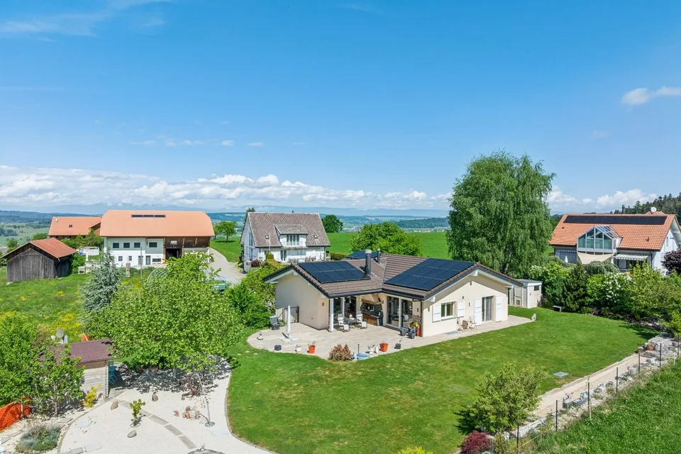 Villa contemporaine de standing avec vaste jardin et vue dégagée