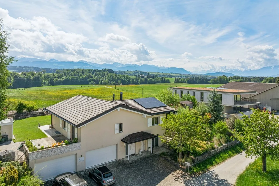 Villa contemporaine de standing avec vaste jardin et vue dégagée