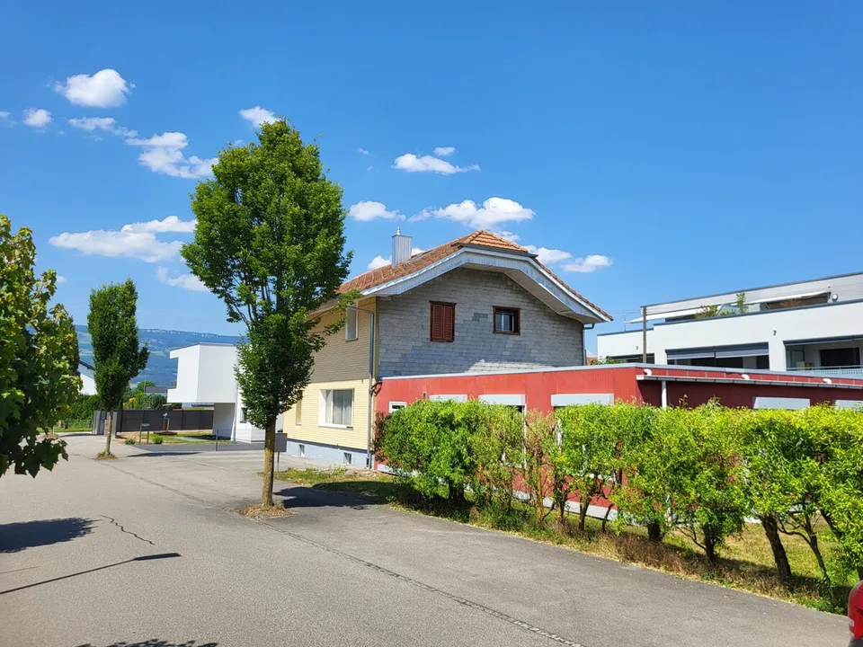 Ampia casa a due famiglie con padiglione residenziale