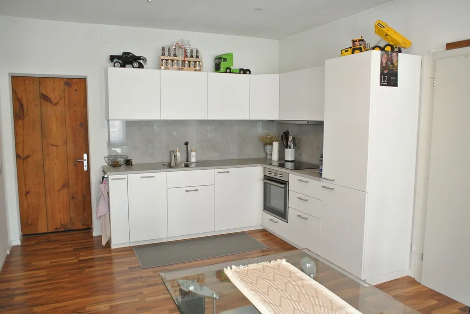 Ampia casa a due famiglie con padiglione residenziale