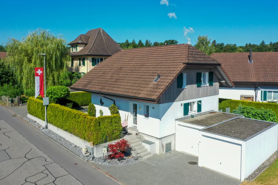 Gepflegt, freistehend mit separater Doppelgarage