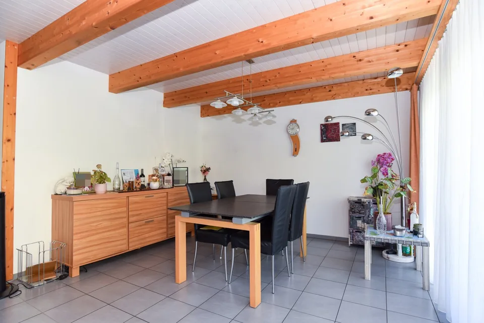 Entretenu, détaché avec double garage séparé