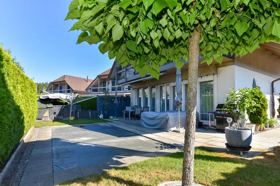 Entretenu, détaché avec double garage séparé
