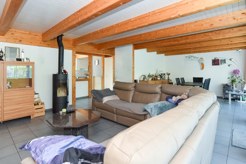 Entretenu, détaché avec double garage séparé