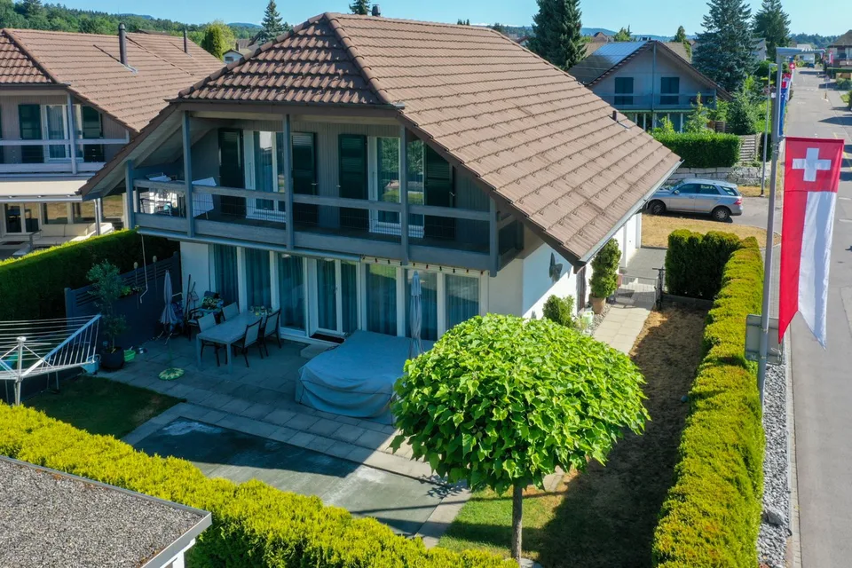 Entretenu, détaché avec double garage séparé