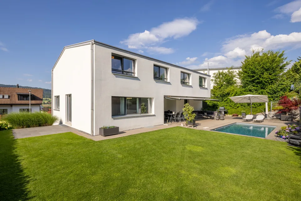Dänikon: spacious single-family house with garden, pool, and sauna – photo 1 of 10