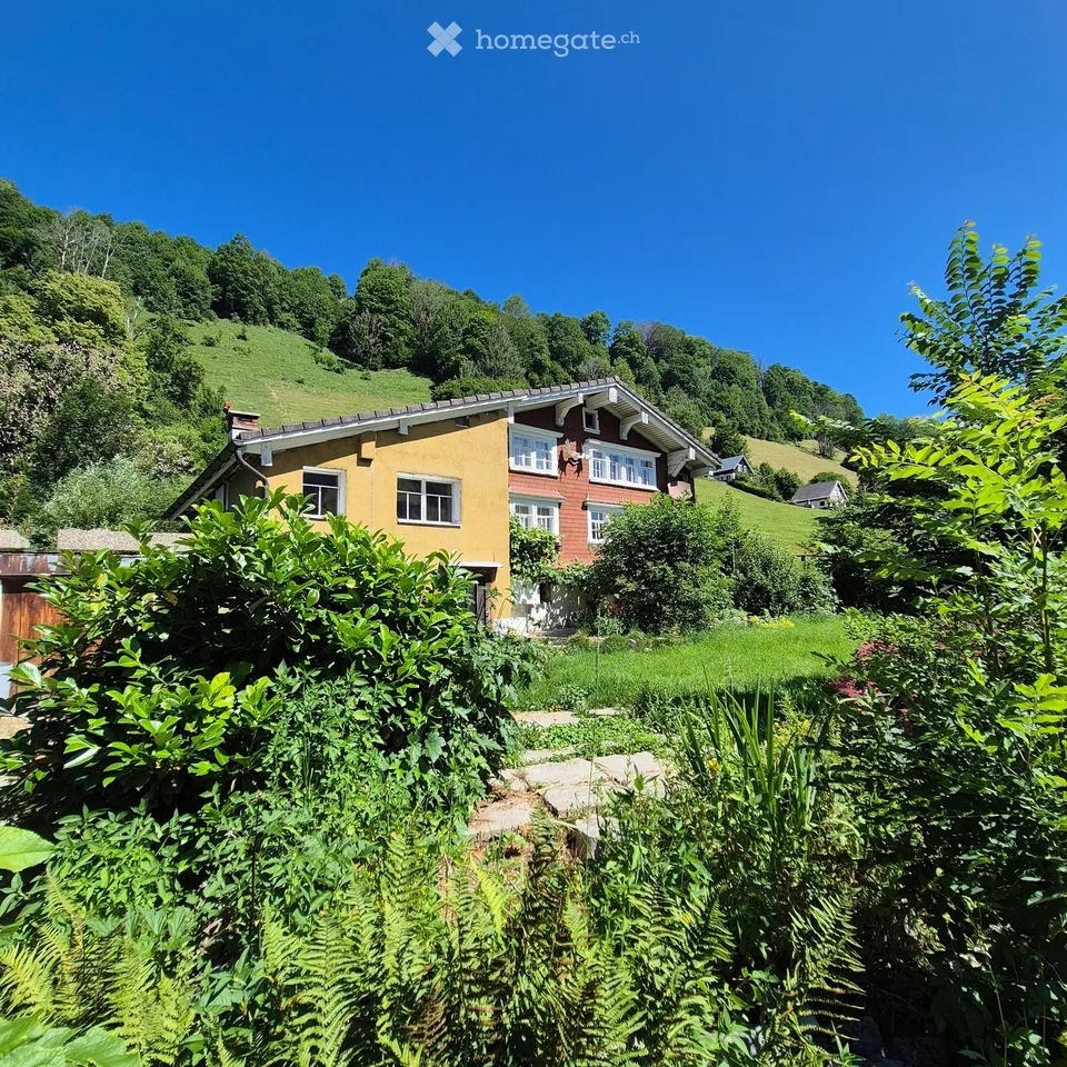 Wohnhaus mit freistehender Doppelgarage und Gartenanlage